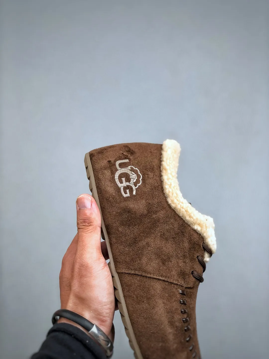 💰520 supports the store G UGG2025ss official website latest hanni thick sole, I love it so much, and it is very light and easy to wear. When paired with socks, it has a super sweet girly feel. Dopamine color, full of vitality, really super girl ~ fall in love at a glance, original material of the upper, original outsole, soft and comfortable on the feet, versatile, can make the legs look longer in seconds, a must-have item for summer Size: 35-40